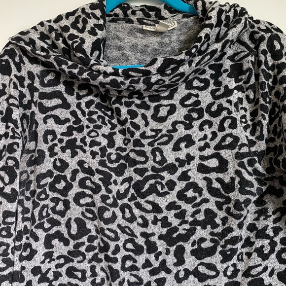 Dana Buchman Women’s Gray Leopard Print Turtleneck Sweater - Picture 4 of 5